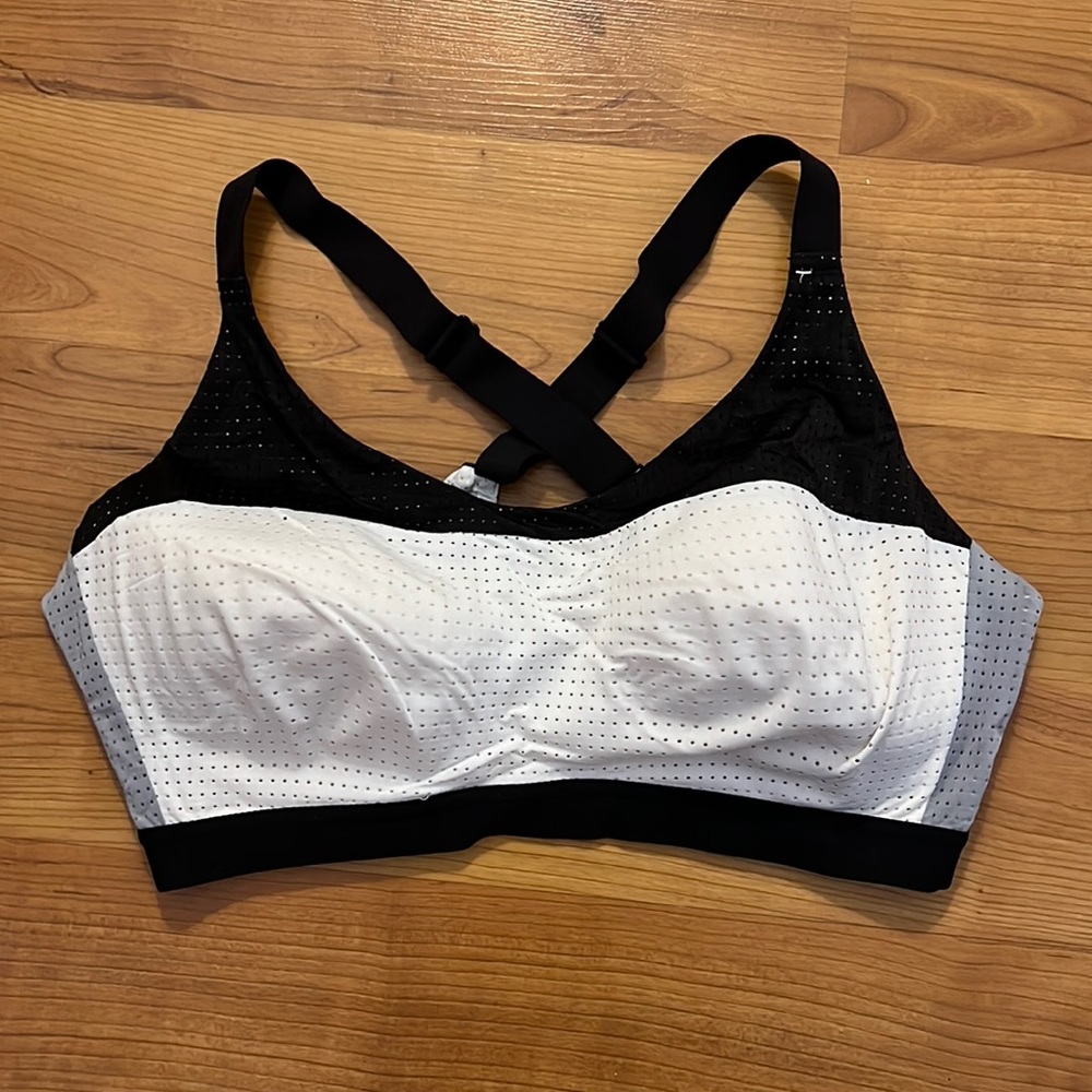 Victoria’s Secret sport padded sports bra. Size 36D. Worn once. Great condition.
